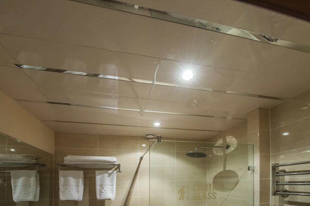 Реечные потолки в ванной (95 фото):  выбор светильников, алюминиевые, подвесные, зеркальные, пластиковые, деревянные и другие разновидности