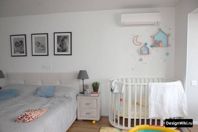 Спальня, совмещенная с детской (57 фото): тонкости зонирования комнаты, интерьер родительской спальни с кроваткой
