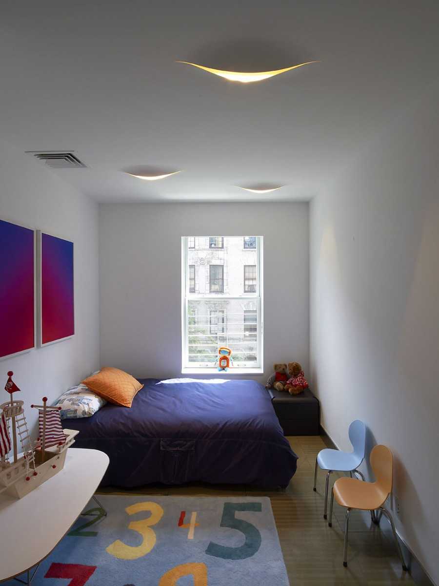 Дизайн узкой спальной комнаты с окном в конце