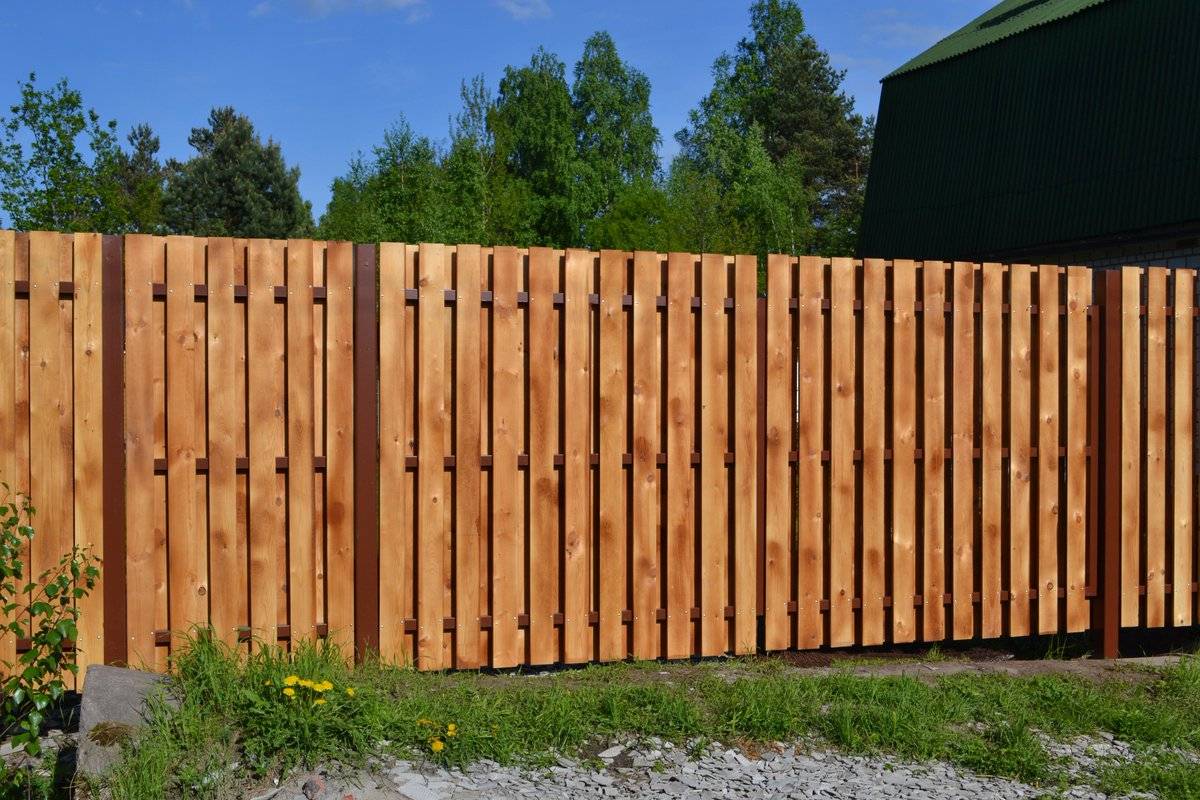 Как сделать забор из деревянного штакетника своими руками - пошаговая инструкция, фото и видео