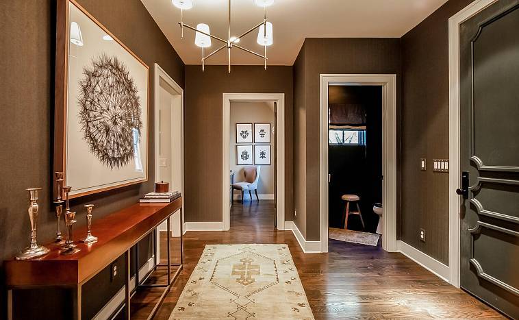 Варианты отделки стен в прихожей (69 фото): варианты дизайна ниши в коридоре квартиры