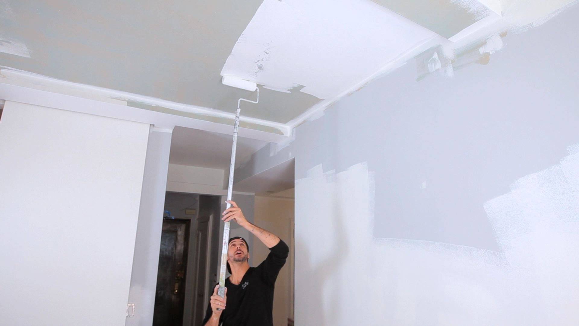 Как покрасить потолок водоэмульсионной краской без разводов своими руками (видео)