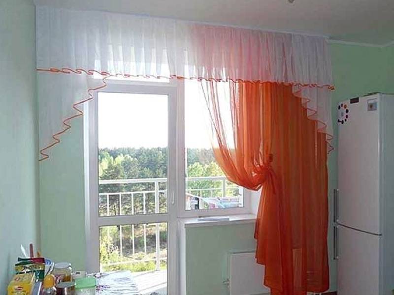 Как выбрать штору на кухню с балконной дверью: 35 фото
