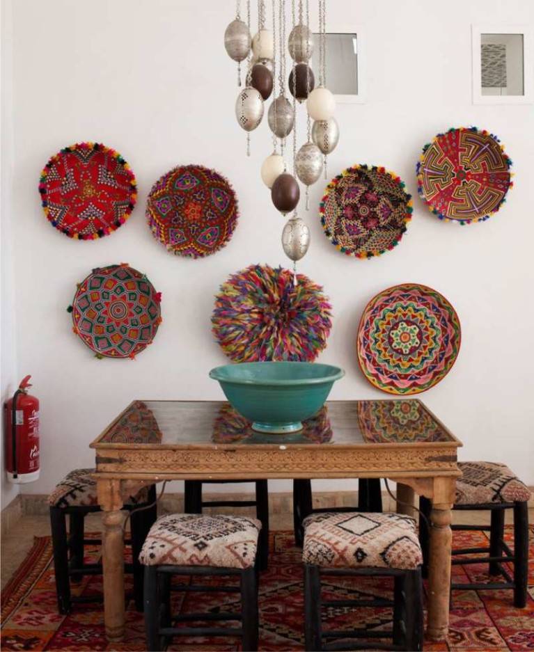 Декоративные тарелки на стену: лучшие идеи оформления и создания уникального стиля (105 фото)