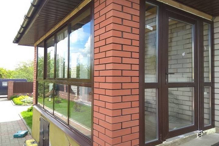Остекление веранды и террасы: безрамное, к дому с пластиковыми окнами, алюминиевый профиль