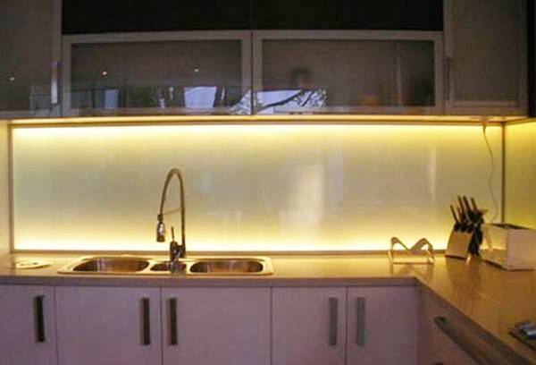 Светодиодная подсветка для кухни под шкафы: правила монтажа светильника своими руками