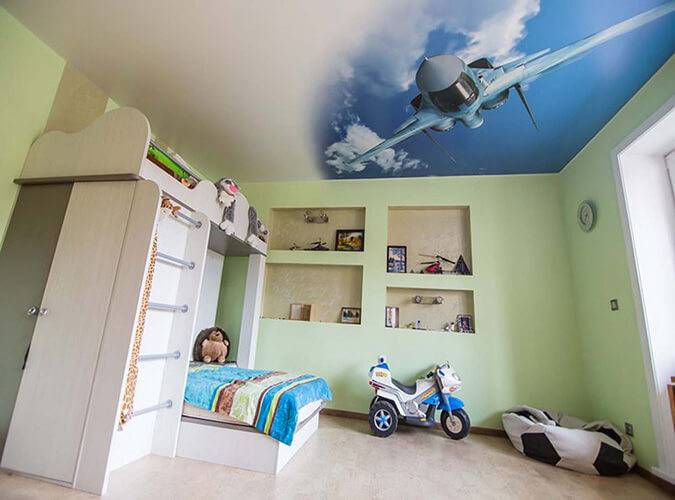 Двухуровневый натяжной потолок в интерьере детской комнаты