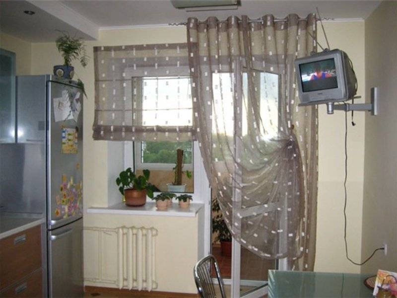 Шторы на кухню с балконной дверью (100 фото): тюль на окно в гостиную, спальню и для комнаты зала