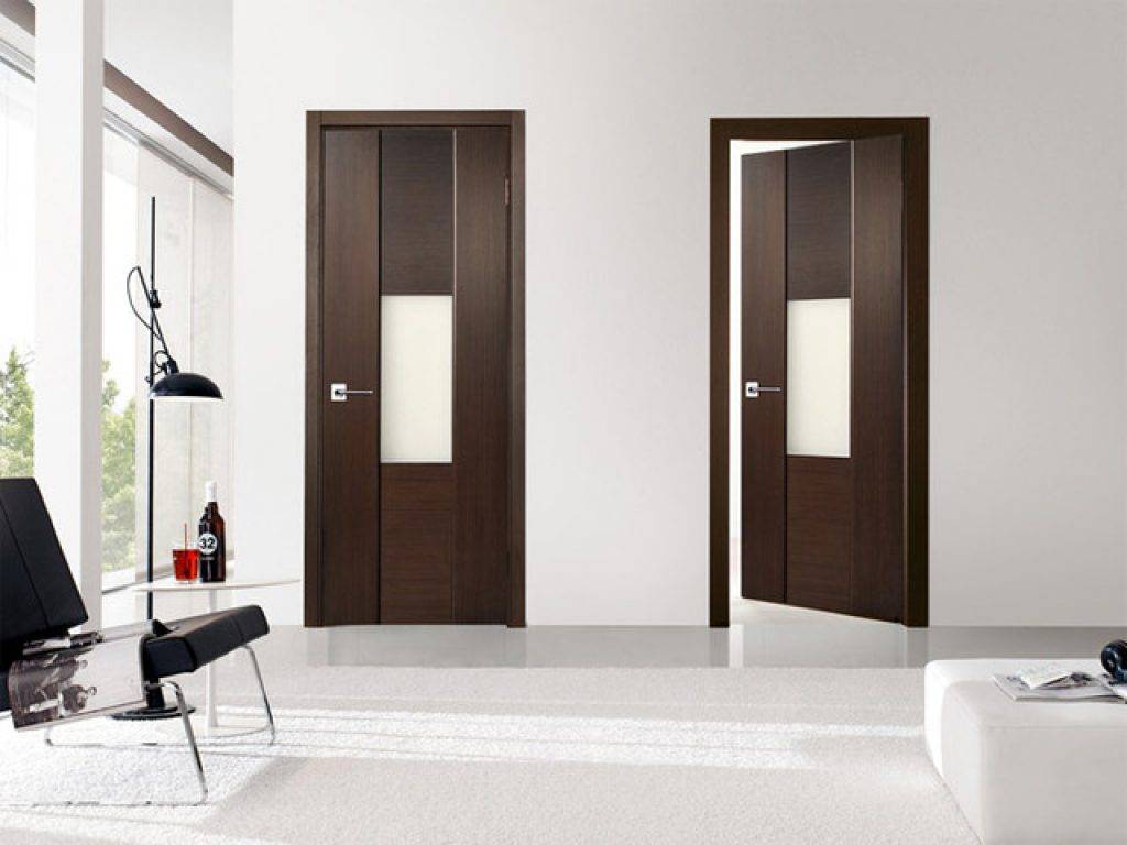 Белые двери (58 фото): глянцевые изделия с эмалью в интерьере квартиры в стиле классика, как выбрать модели к светлым стенам и плинтусу, реальные варианты