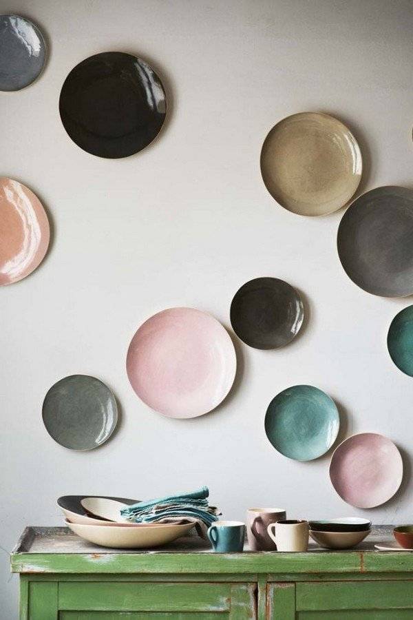 Декоративные тарелки на стену, разновидности, правила размещения