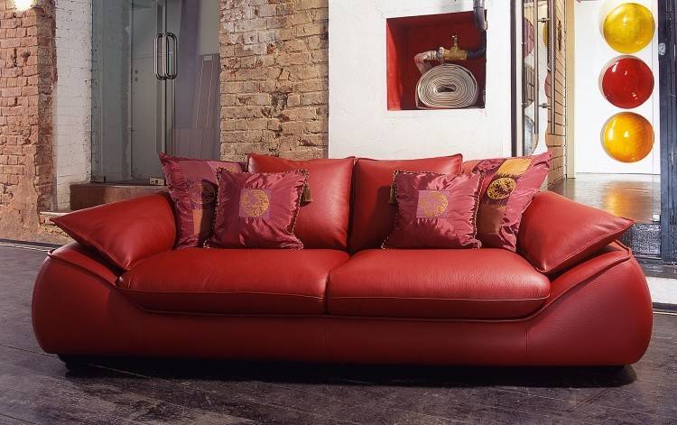 Красный диван. с чем сочетать красный цвет в интерьере?
