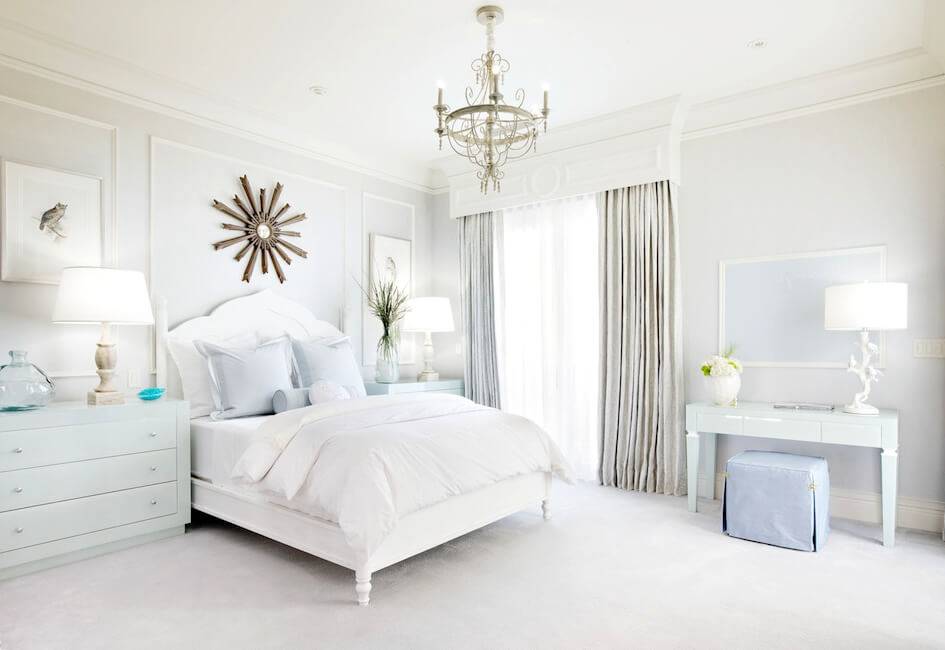Белая спальня (175 фото): дизайн в белых тонах с яркими акцентами, бело-зеленая и бело-голубая, бело-сиреневая и бело-коричневая