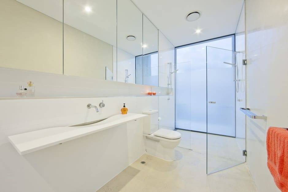Раздвижные двери для ванной — как выбрать и установить