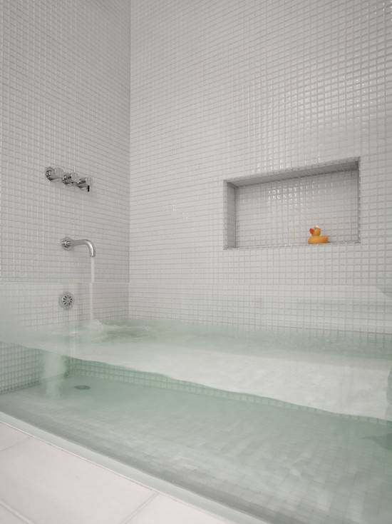 Белая плитка в ванной (66 фото): глянцевый кафель на пол и матовые керамические покрытия под кирпич, чёрно-белый дизайн ванной комнаты