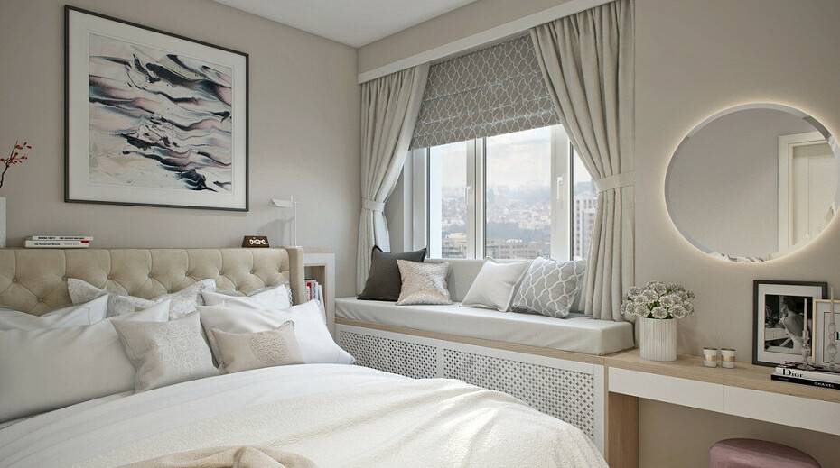 Вариант дизайна спальной комнаты с кроватью у окна