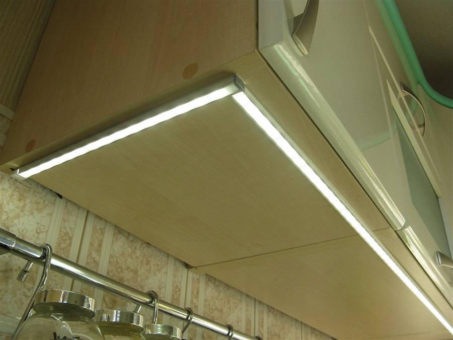 Как выбрать и установить светодиодную подсветку для кухни под шкафы