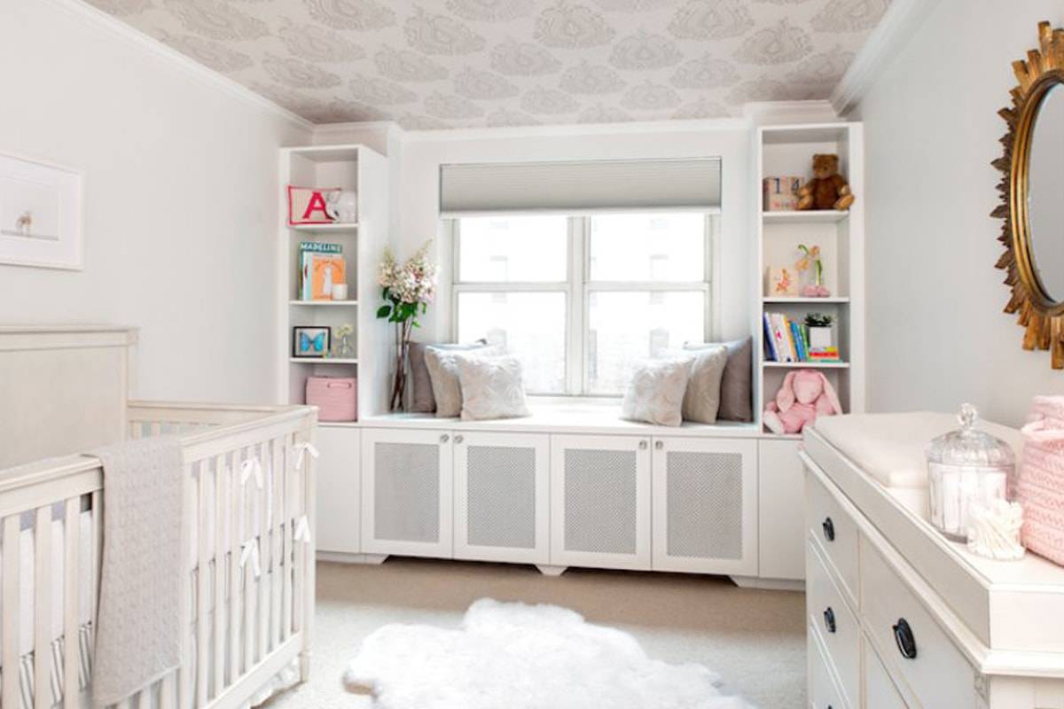 Оформление детской комнаты с белой мебелью в интерьере