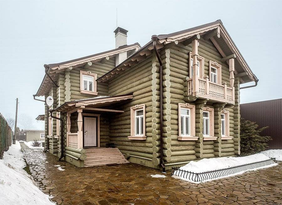 Декоративная отделка углов фасада, русты из камня и современных материалов в оформлении углов дома