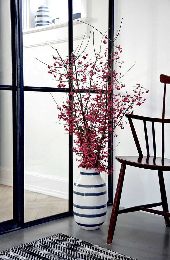 Украшаем интерьер напольной вазой  - 40 фото
