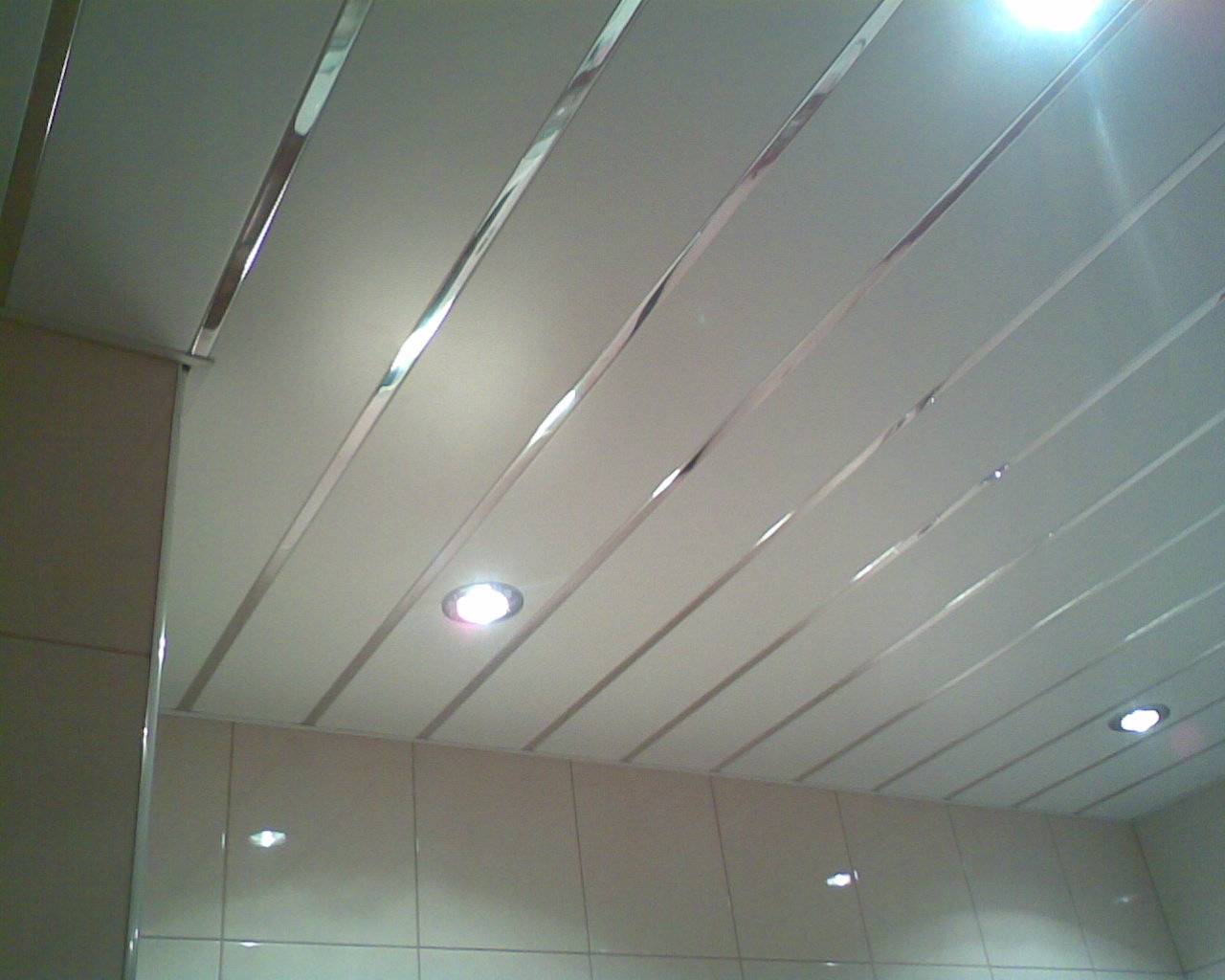 Потолок в ванной комнате из алюминиевых панелей