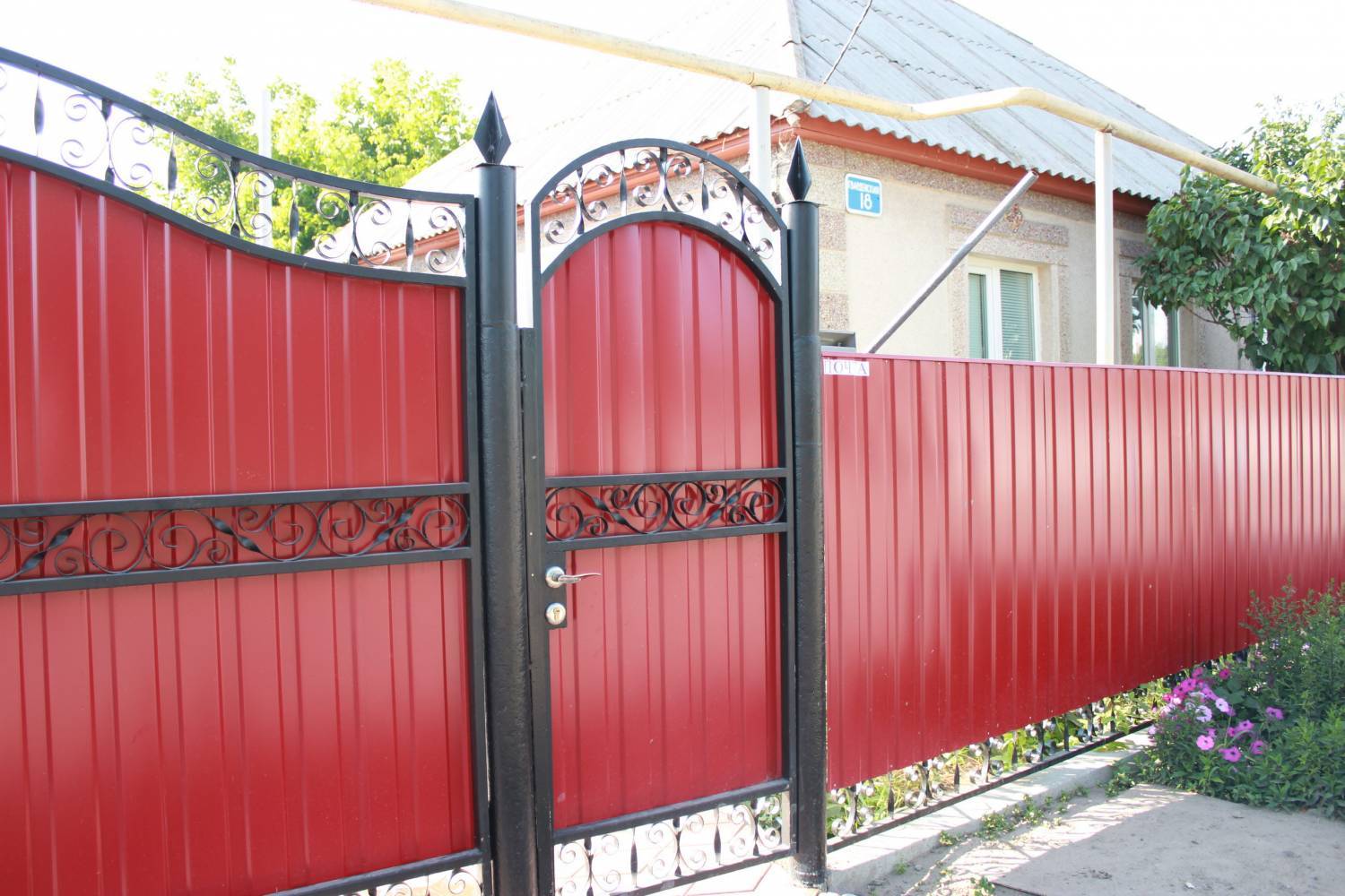 Забор: красивые универсальные ограждения для частного дома и дачи