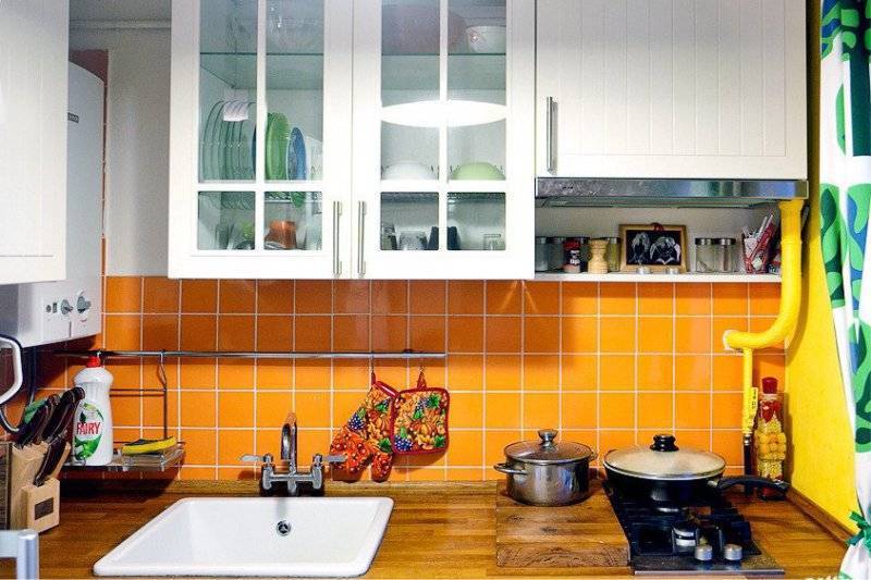 Дизайн маленькой кухни 5 кв м в хрущевке с холодильником, газовой колонкой и прочим: новинки 2019 года, фото-идеи