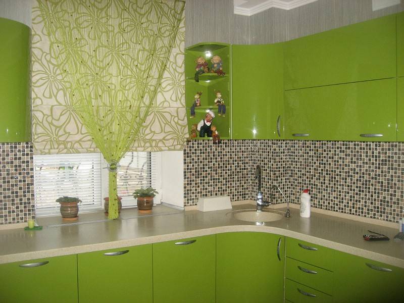 Кухня в зеленых тонах: сочетания, шторы, обои, плитка