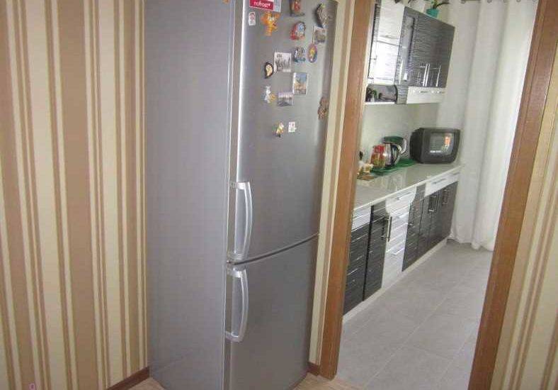 Как расположить холодильник в интерьере
