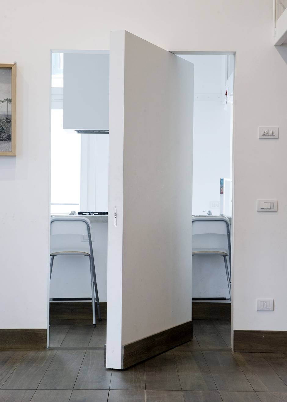 Двери в интерьере квартиры: как правильно выбрать цвет, фото-примеры, светлые и невидимые полотна