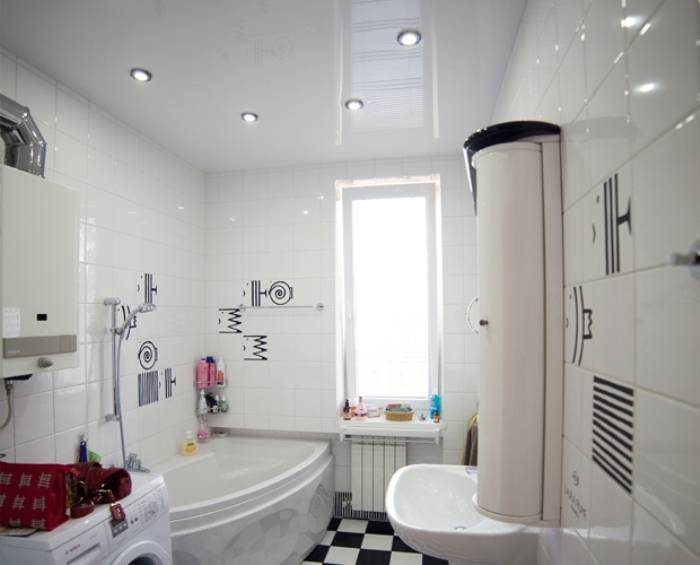 Дизайн натяжного потолка в ванной комнате