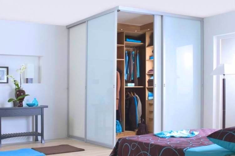 Маленькие угловые шкафы (33 фото): варианты небольших размеров для одежды в гостиную, мебель с зеркалом в спальню