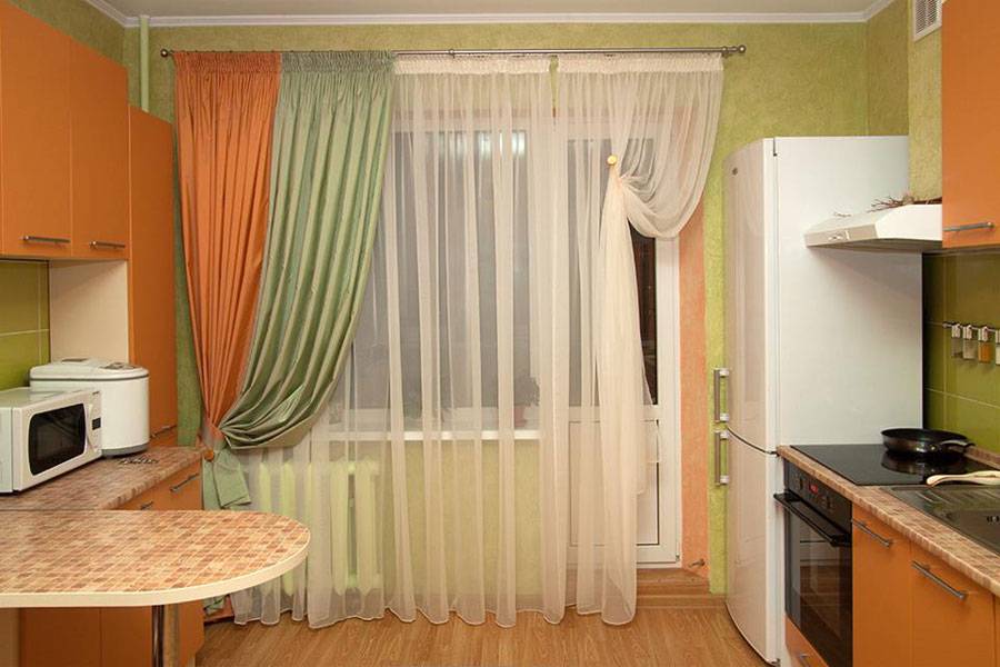 Фото штор на кухню с балконной дверью: дизайн занавесок, тюль для выхода на балкон, оформление окна