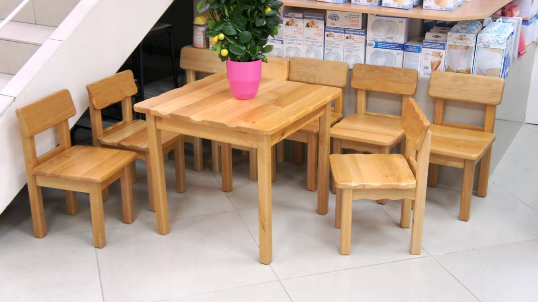 Примеры выбора деревянных стульев в детскую комнату