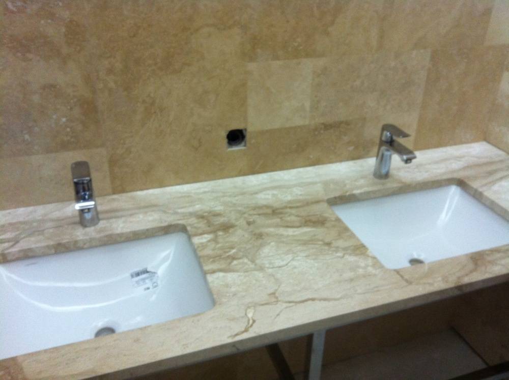 Столешница в ванную комнату под раковину (67 фото): из плитки и мозаики, акриловая и влагостойкая, из гипсокартона и другие варианты. оптимальная высота стола под раковину