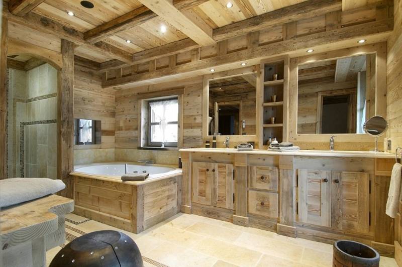 Дизайн ванной в доме (56 фото): оригинальные решения для интерьера в бревенчатом помещении, варианты оформления окон в душевой комнате частного домика из бруса
