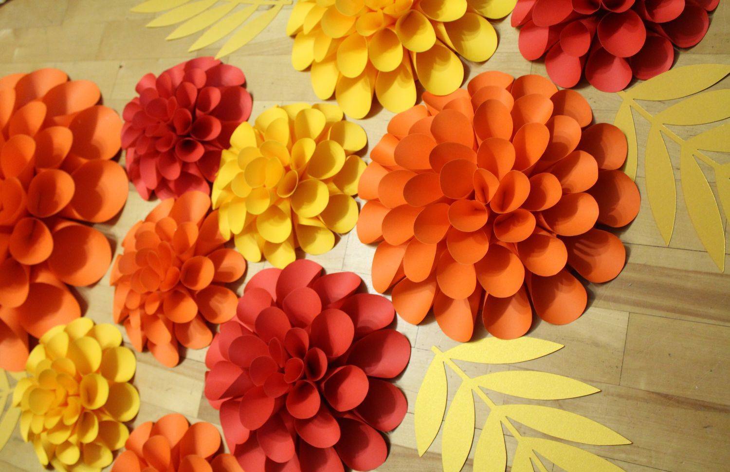 16 способов сделать цветы из гофрированной бумаги своими руками: 125+ фото, просто и сложно, большие и маленькие розы, пионы, тюльпаны, лилии и другие