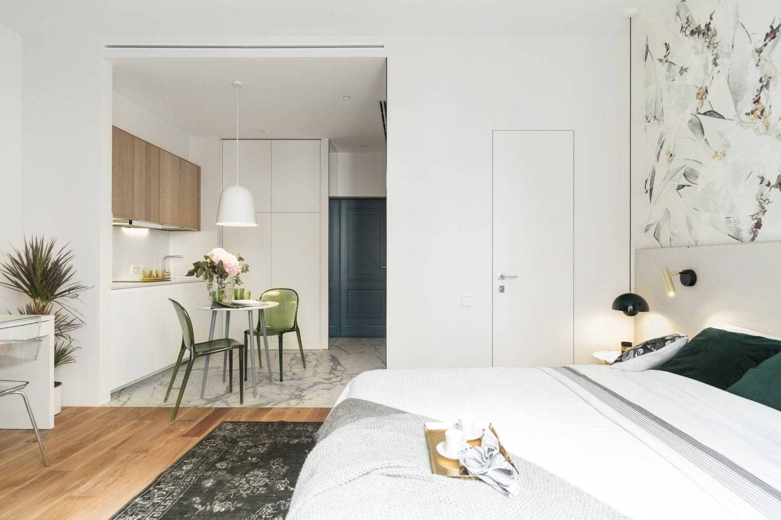 Дизайн квартиры-студии 25 кв. м (135 фото): интерьер с балконом, выбираем мебель для маленькой комнаты с одним окном и двумя
