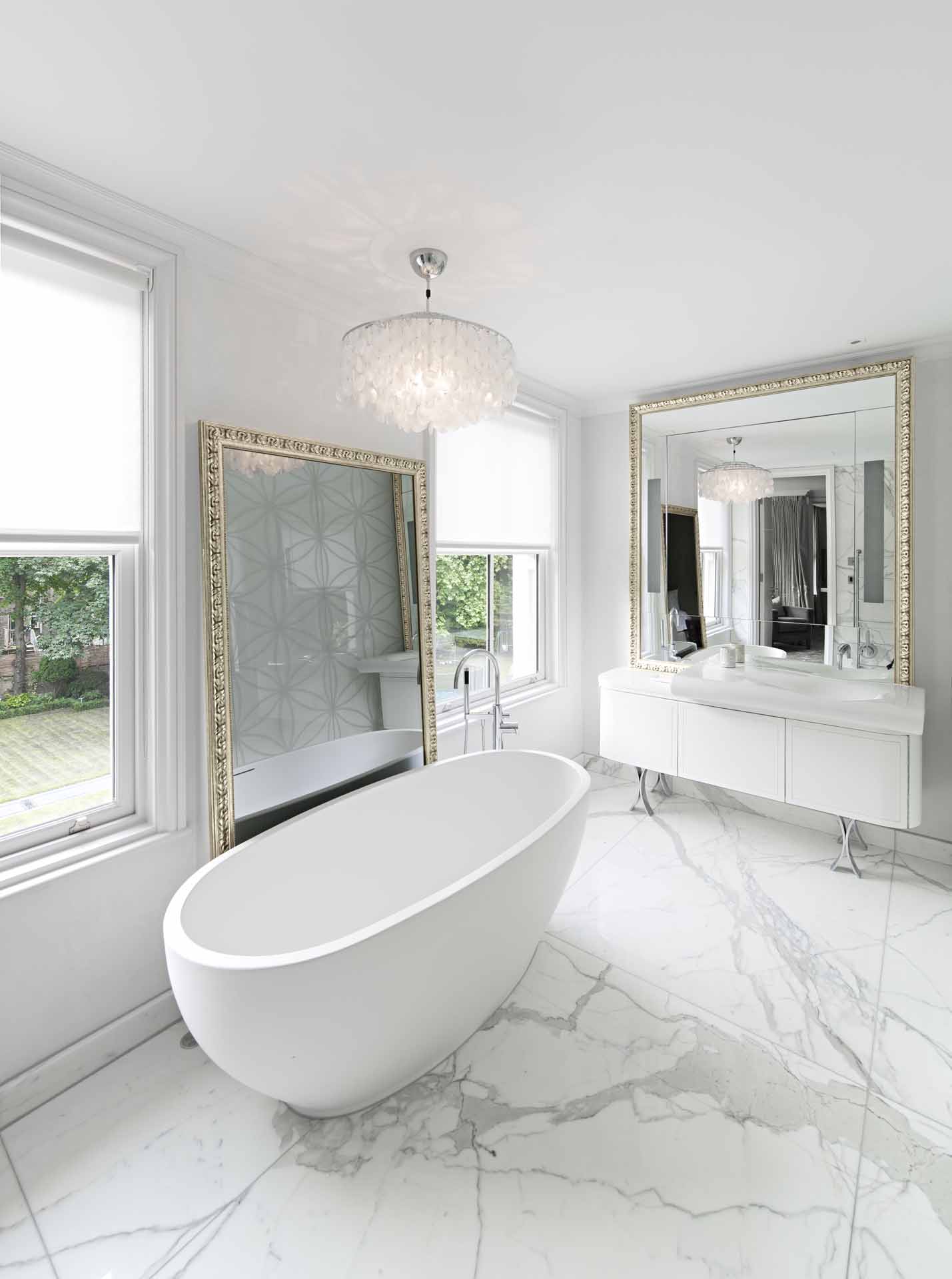 Дизайн ванной комнаты в белом цвете с яркими акцентами