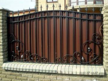 Сварной кованый забор на кирпичных столбах с элементами поликарбоната