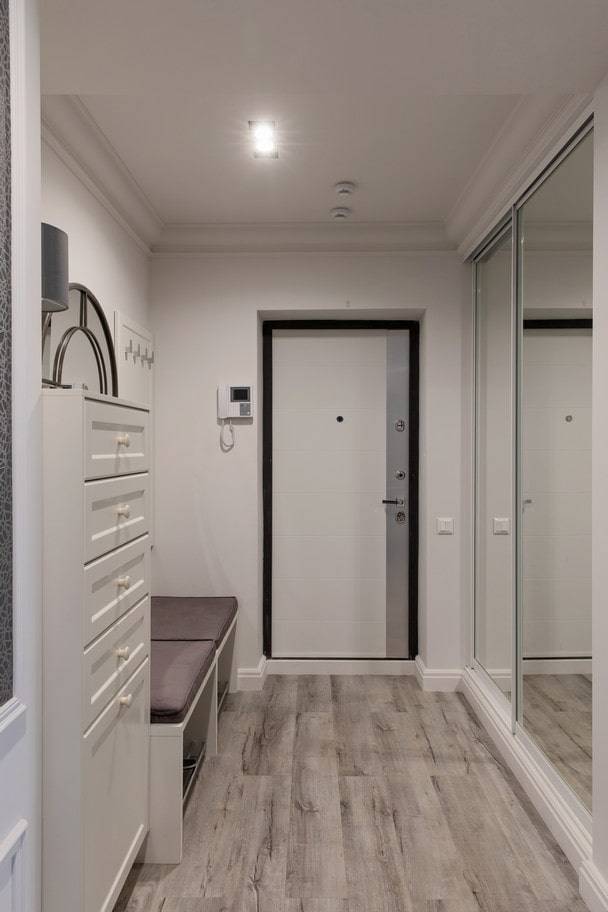 Светлая прихожая (85 фото): дизайн шкафа и входной двери в светлых тонах в коридоре, интерьер прихожей цвета слоновой кости и другие варианты