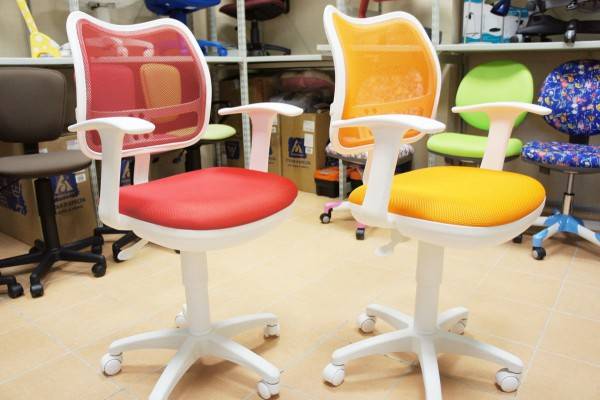 Детские кресла (71 фото): обзор моделей для детей в комнату, как выбрать раскладное для дома? кресло-кровать для подростка, варианты на колесиках для стола