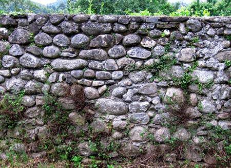 Забор из камня: особнености конструкций и красивые варианты оформления