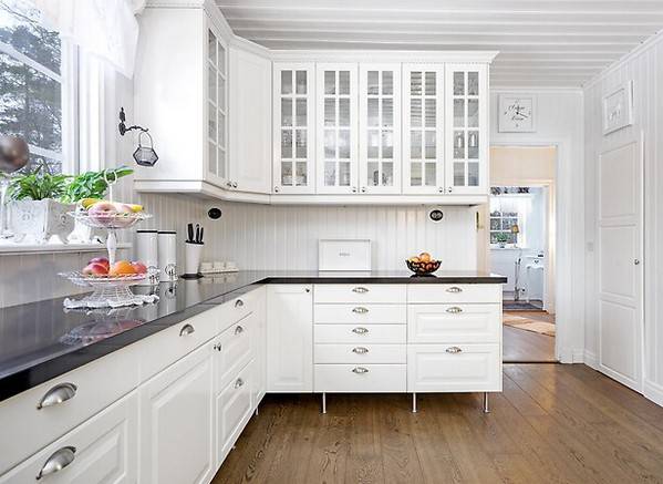 Вагонка на кухне (37 фото): отделка своими руками в частном доме, обшитый фартук и потолок, интерьер, отделанный деревянной продукцией
