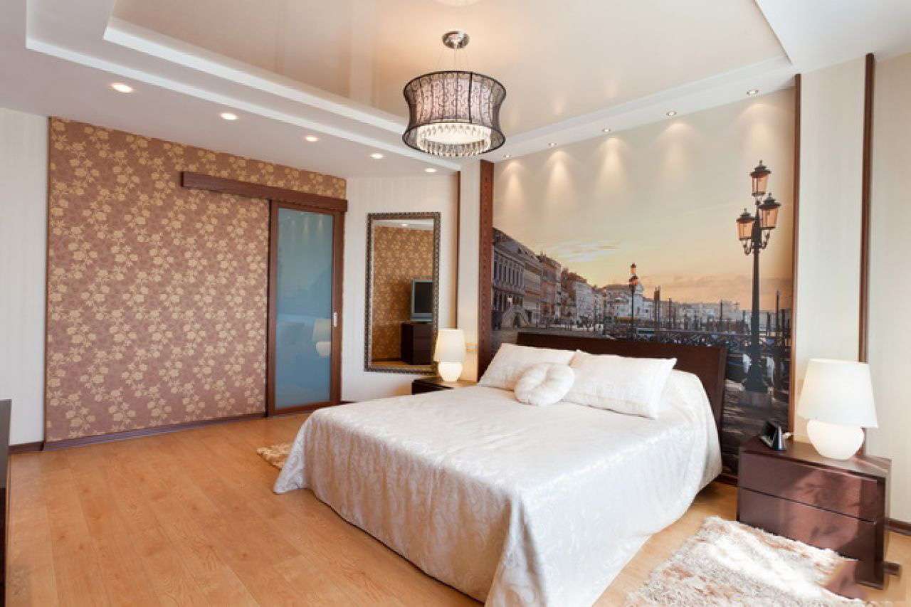 Освещение в спальне с натяжными потолками: подходящие варианты потолочных светильников, подсветка, двухуровневые конструкции, точечное освещение, размещение ламп и примеры дизайна