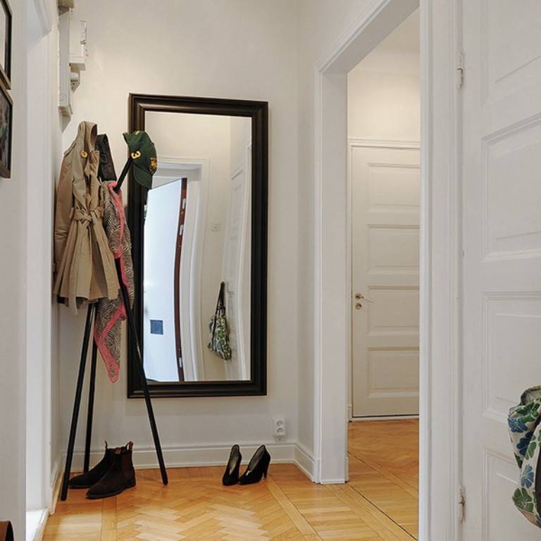 Интересные варианты зеркал в прихожей для маленького коридора