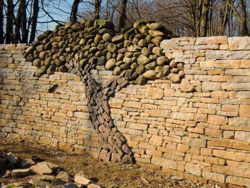 Забор из камня (51 фото): каменное ограждение с сеткой, ворота из декоративного бута и дикого «француза» для частных домов