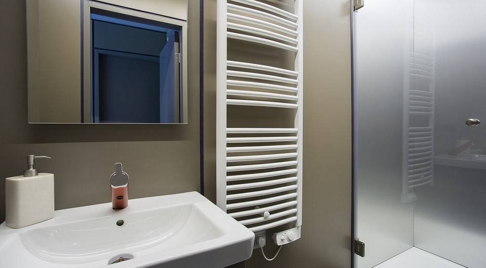 Электрический полотенцесушитель с низким энергопотреблением, терморегулятором для ванной