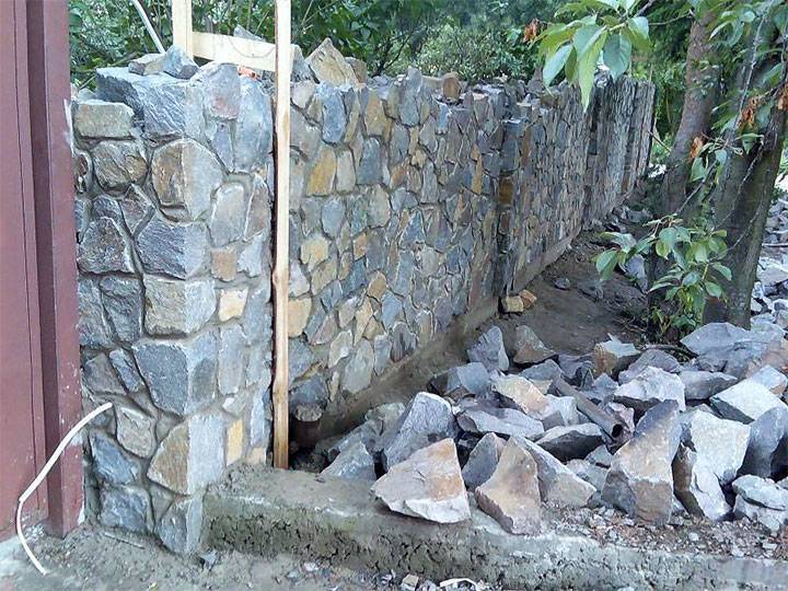Забор из природного, речного или дикого камня своими руками: пошаговая инструкция