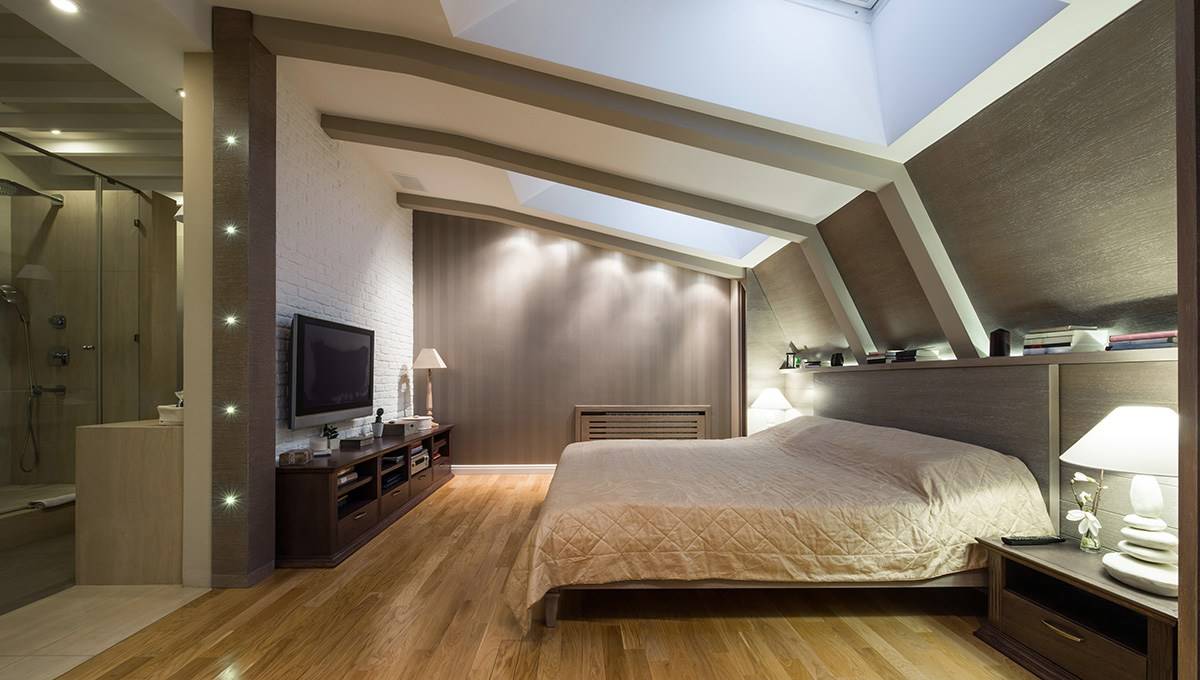 Спальня в мансарде (97 фото): дизайн интерьера комнаты со скошенным потолком на мансардном этаже, варианты отделки маленькой спальни под крышей в частном деревянном доме