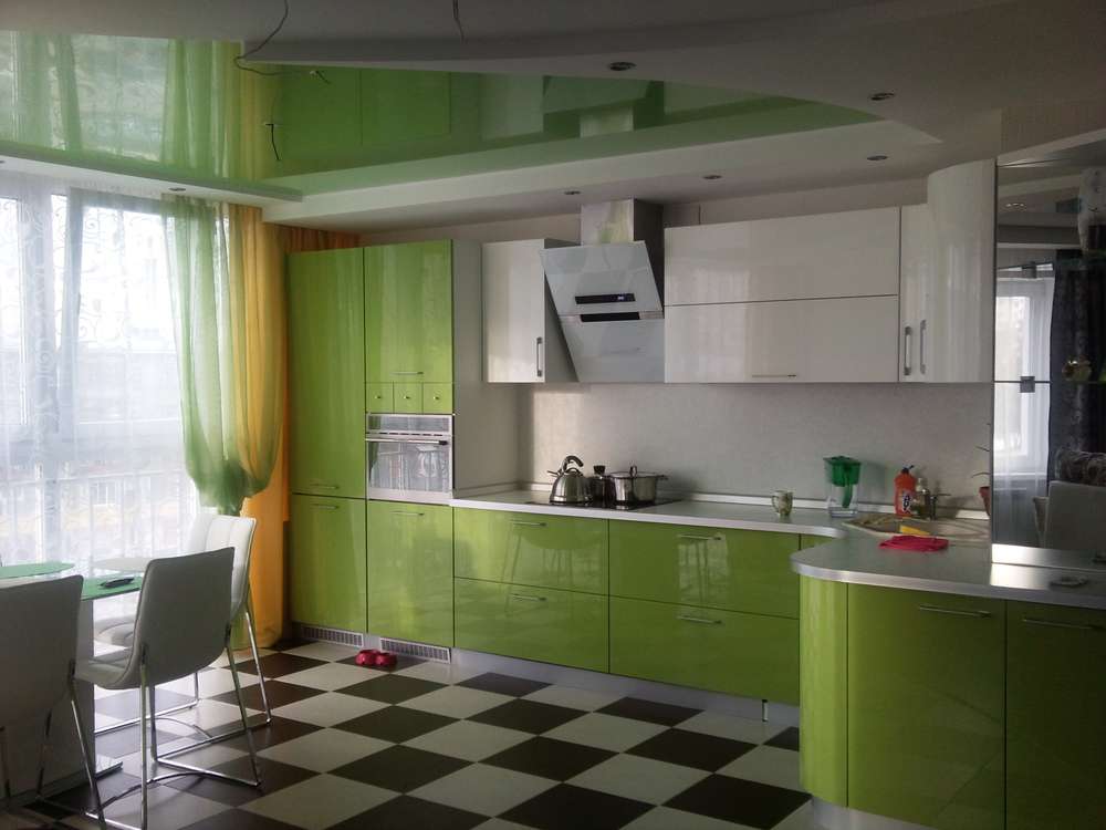 Зеленая кухня в общем интерьере помещения